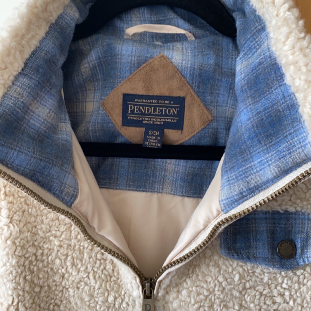 Woman’s Sherpa Pendleton zip up jacket